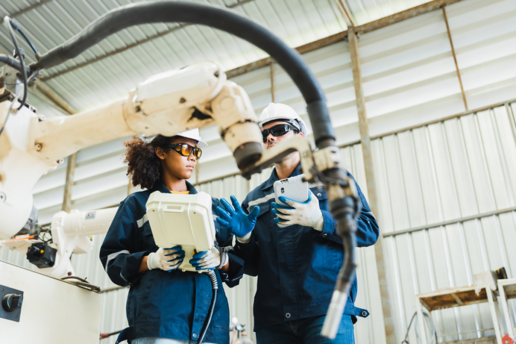 deux techniciens en maintenance industrielle