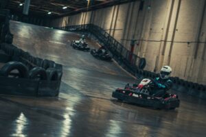 un groupe de personnes conduisant des karts sur une piste de course