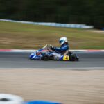 homme conduisant un kart bleu et noir