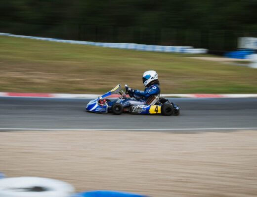 homme conduisant un kart bleu et noir