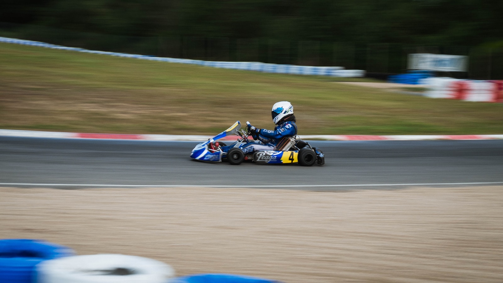 homme conduisant un kart bleu et noir