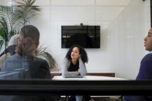 un groupe de personnes assises autour d'une table