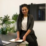 une femme assise à un bureau avec un ordinateur portable