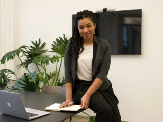 une femme assise à un bureau avec un ordinateur portable