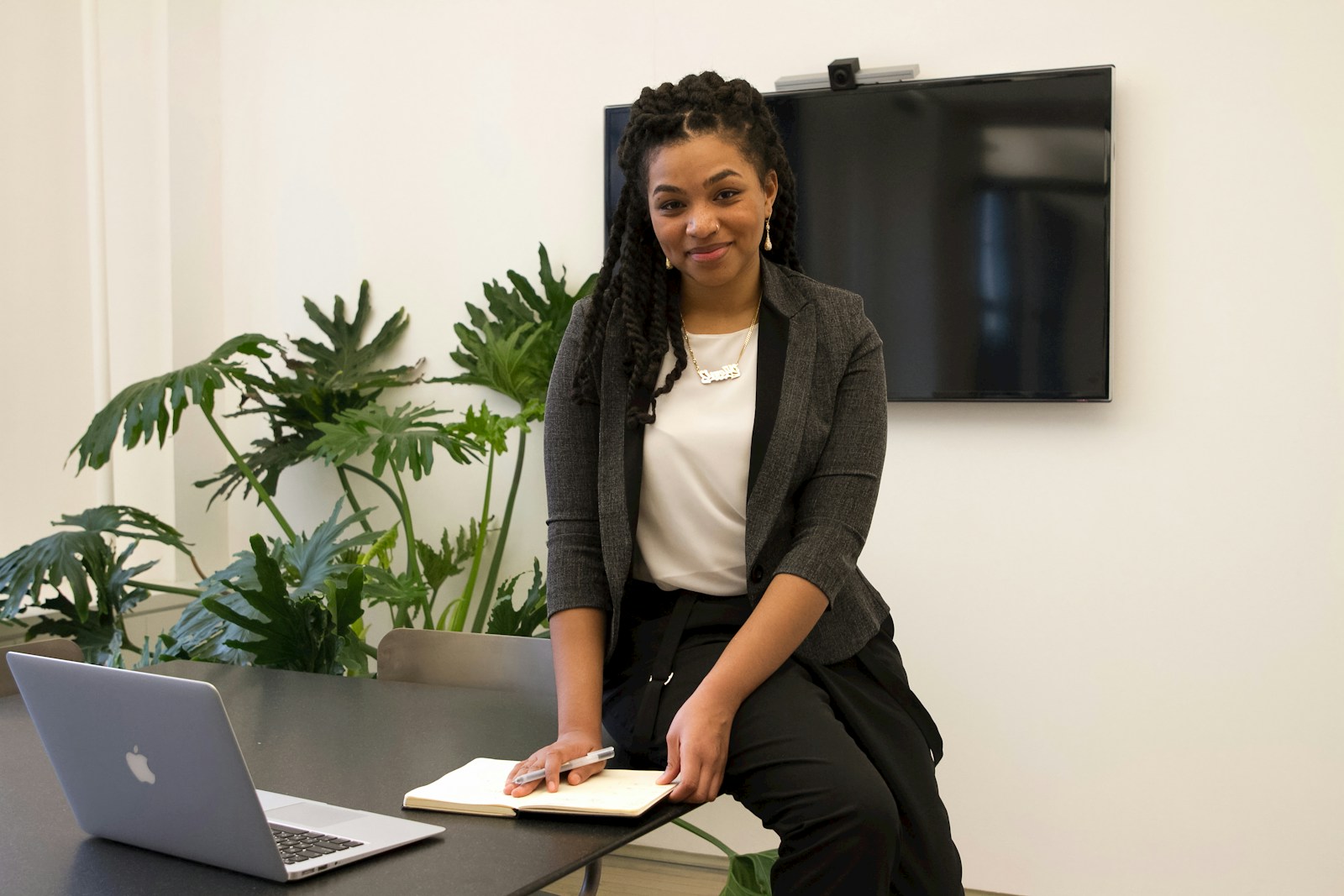une femme assise à un bureau avec un ordinateur portable