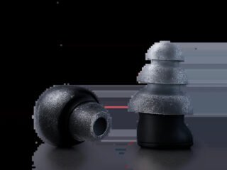 Visuel premium illustrant des bouchons d’oreille conçus pour les concerts, avec une ambiance de live élégante et maîtrisée. L’image évoque la protection auditive sans sacrifier le plaisir d’écoute.
