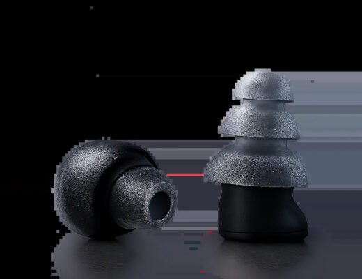 Visuel premium illustrant des bouchons d’oreille conçus pour les concerts, avec une ambiance de live élégante et maîtrisée. L’image évoque la protection auditive sans sacrifier le plaisir d’écoute.