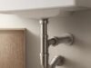 Illustration d’un siphon de lavabo moderne, compact et facile à entretenir sous une vasque de salle de bain. L’image évoque la fiabilité, l’hygiène et la simplicité d’installation.