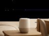Un diffuseur d’huiles essentielles compact intégré dans un intérieur sobre et apaisant. L’image évoque le calme, la discrétion et l’usage quotidien dans la maison, la chambre ou le bureau.