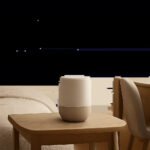 Un diffuseur d’huiles essentielles compact intégré dans un intérieur sobre et apaisant. L’image évoque le calme, la discrétion et l’usage quotidien dans la maison, la chambre ou le bureau.