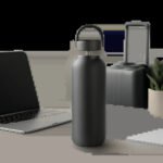 Une bouteille isotherme premium mise en scène dans un univers quotidien, entre bureau et déplacement. L’image évoque le confort, la praticité et l’hydratation durable.