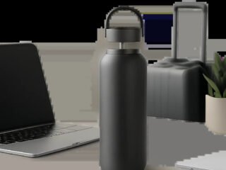 Une bouteille isotherme premium mise en scène dans un univers quotidien, entre bureau et déplacement. L’image évoque le confort, la praticité et l’hydratation durable.