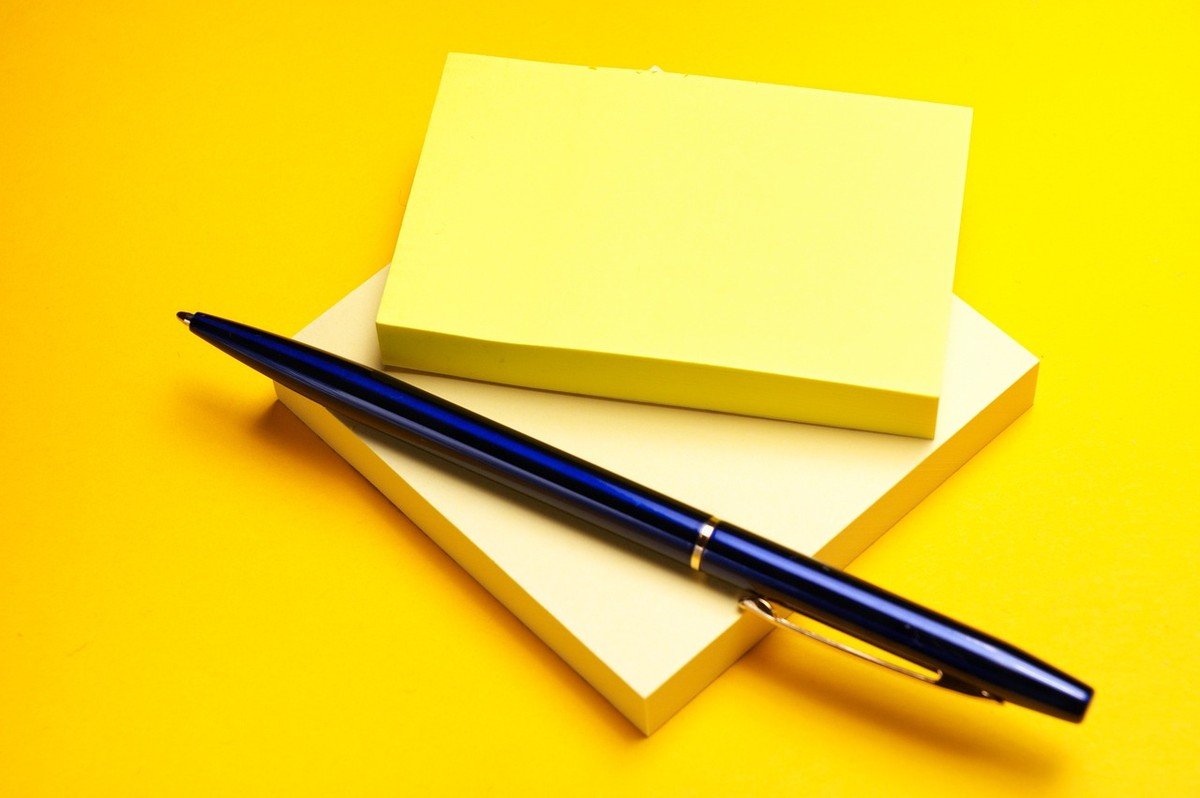 Facture vierge avec mention de franchise de TVA, stylo et calculette sur un bureau. Facture vierge avec mention de franchise de TVA, stylo et calculette sur un bureau.