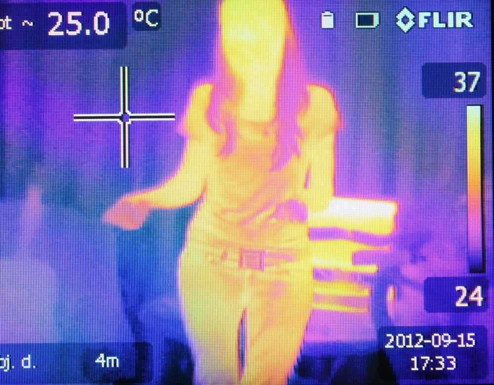 Thermographie montrant une personne chaude à 37°C dans une salle Thermographie montrant une personne chaude à 37°C dans une salle