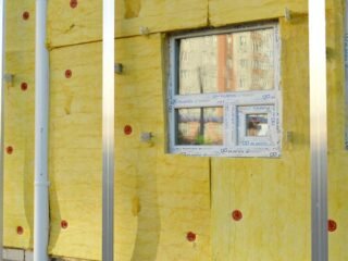 Changer la laine de verre des combles soi-même : l'erreur qui annule l'isolation