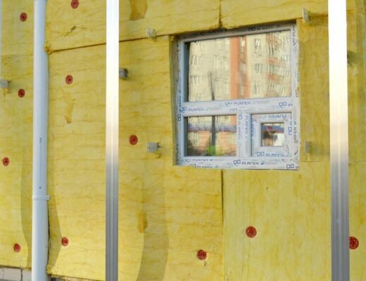 Changer la laine de verre des combles soi-même : l'erreur qui annule l'isolation