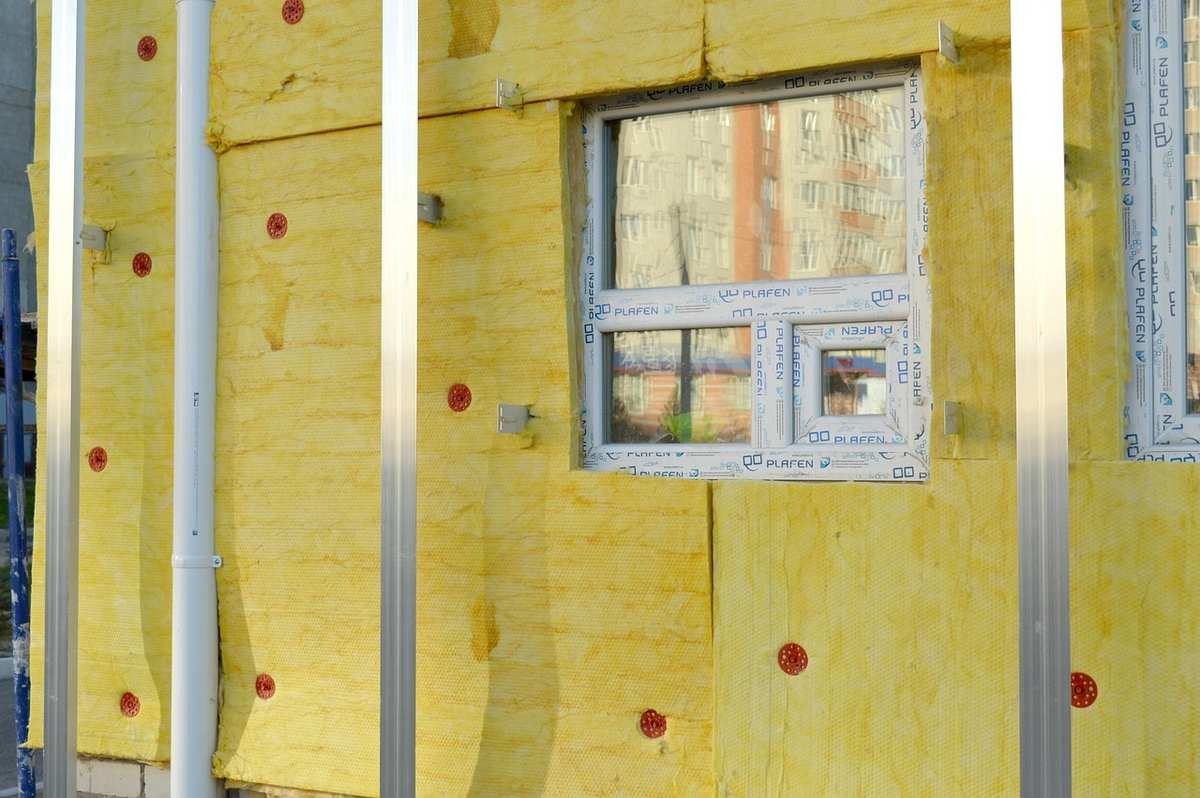 Changer la laine de verre des combles soi-même : l'erreur qui annule l'isolation