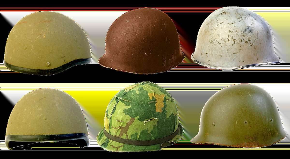 Six casques militaires en différentes couleurs et motifs, exposés sur fond blanc