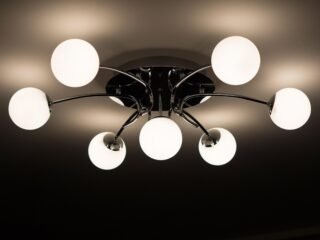 Lampe de plafond avec 8 ampoules blanches