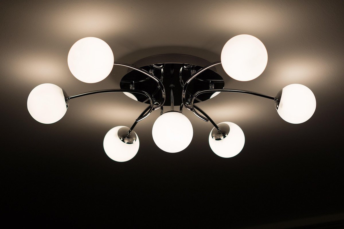 Lampe de plafond avec 8 ampoules blanches