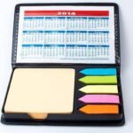 Agenda 2014 avec post-it colorés et carnet dans un étui ouvert