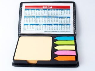 Agenda 2014 avec post-it colorés et carnet dans un étui ouvert