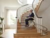 Monte-escalier moderne sur un escalier tournant, maison lumineuse