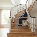 Monte-escalier moderne sur un escalier tournant, maison lumineuse