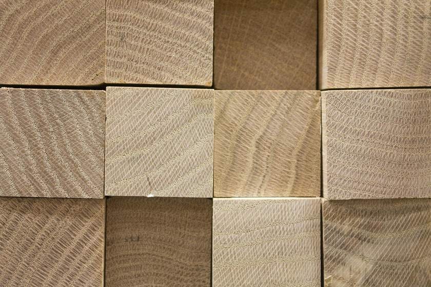 Carreaux de bois en damier, textures et nuances naturelles